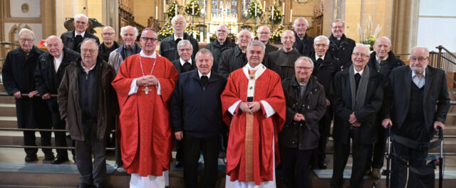 Gruppenfoto mit Erzbischof Dr. Udo Markus Bentz und Weihbischof Josef Holtkotte in ihrer Mitte: Die 20 Weihejubilare in der Bischofskirche des Erzbistums Paderborn.